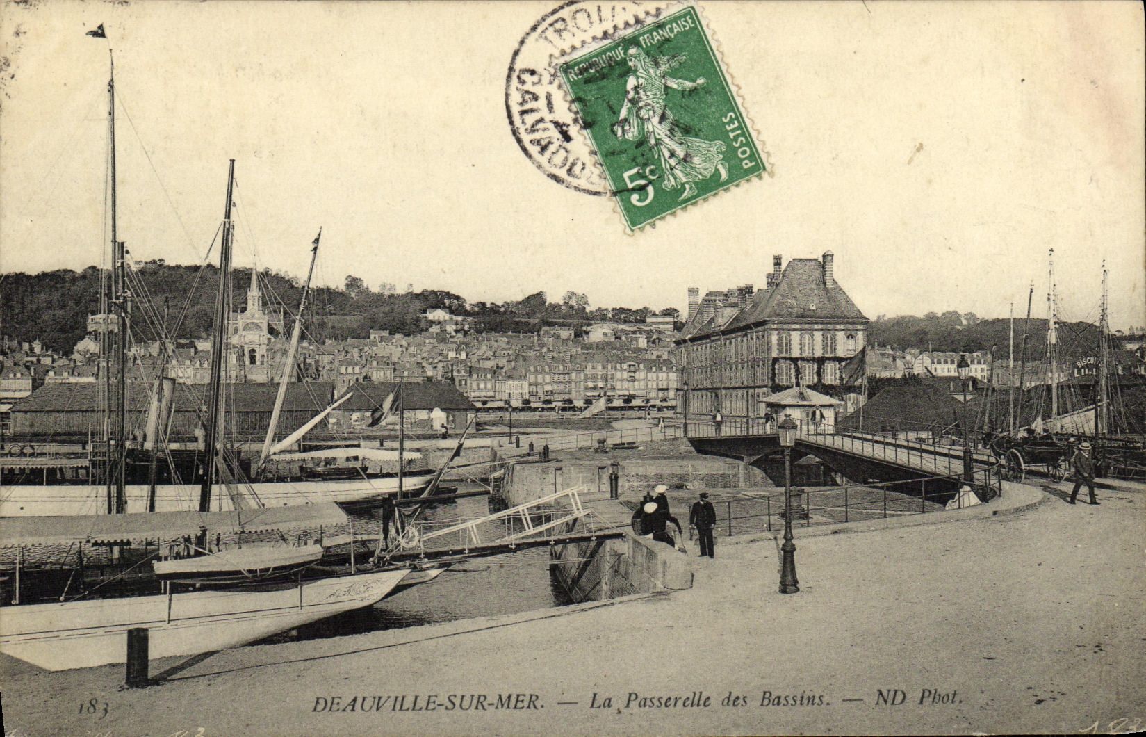 Deauville-sur-Mer — La Passerelle des Bassins — ND Phot.