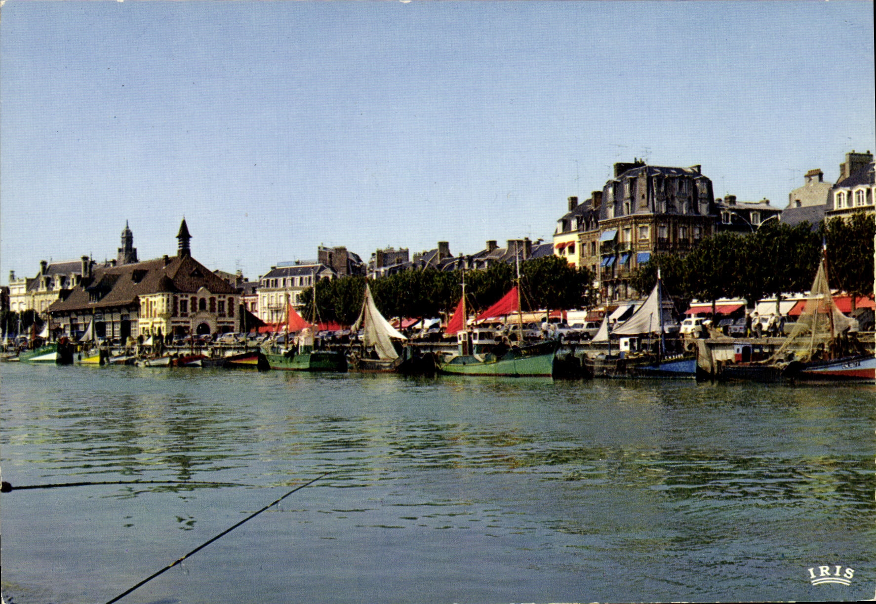 Deauville - Trouville — Die Fischboote und der Fischmarkt — IRIS