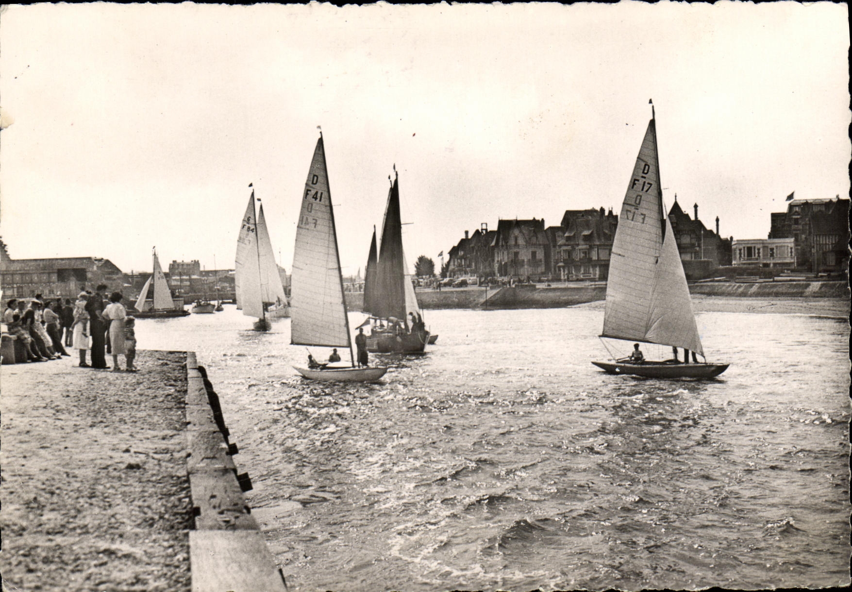 CPM Deauville Trouville Les Regates Bateaux 