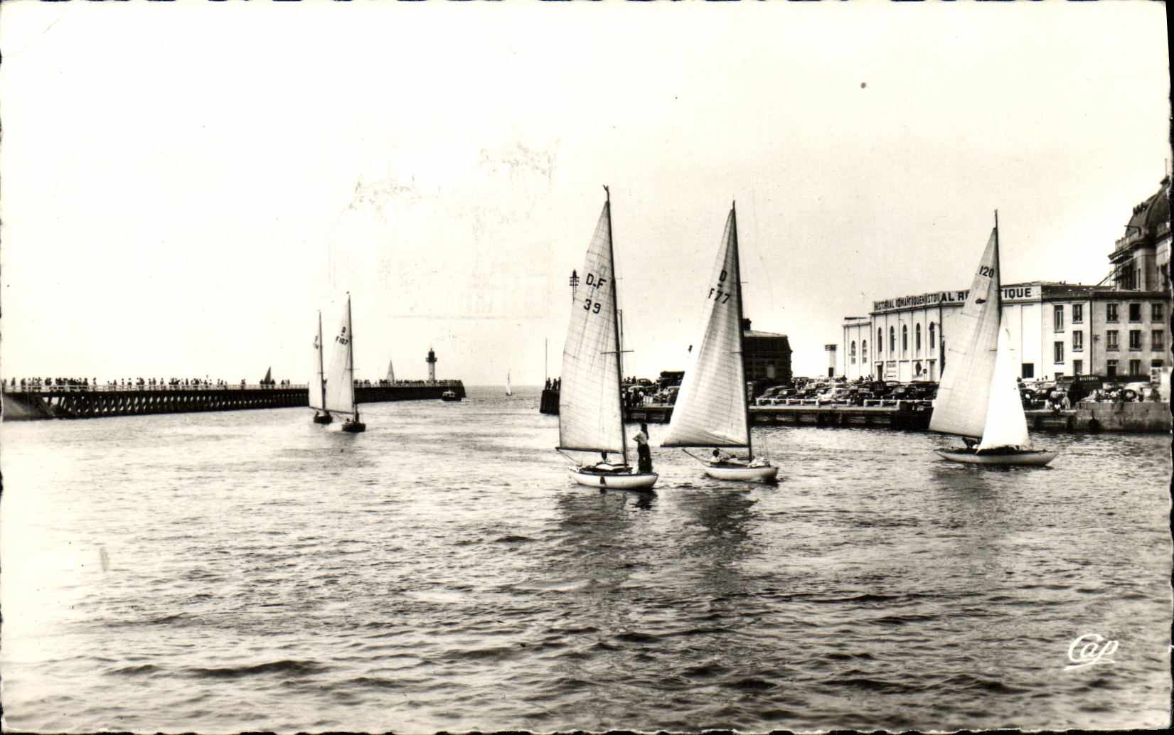 Les Voiliers rentrant dans le Port — Trouville — Cap