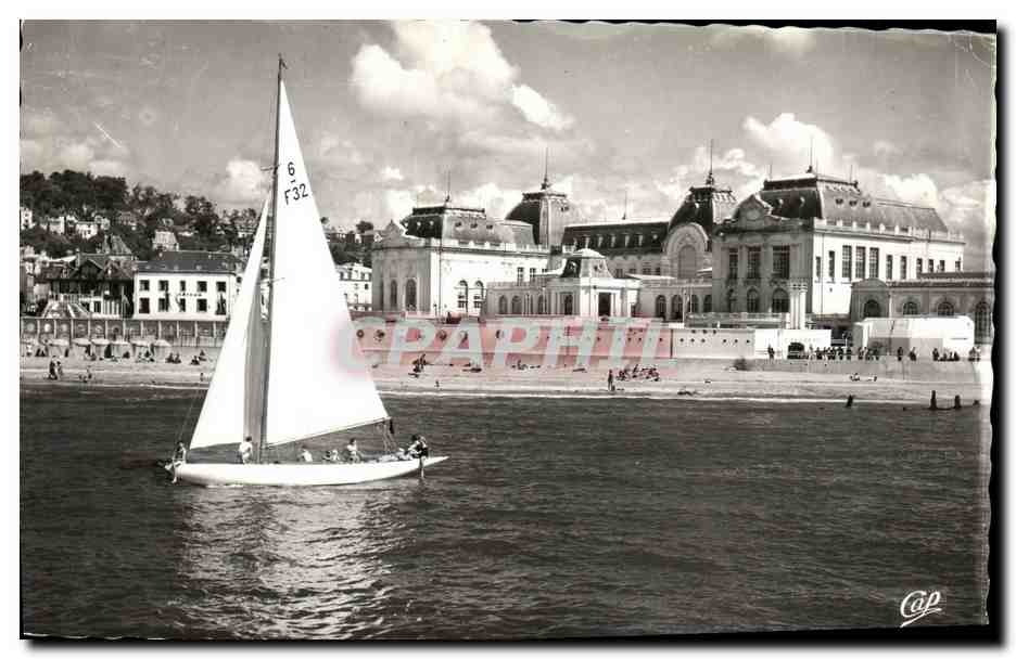 Deauville — Voilier en mer et le Casino de Trouville — Cap