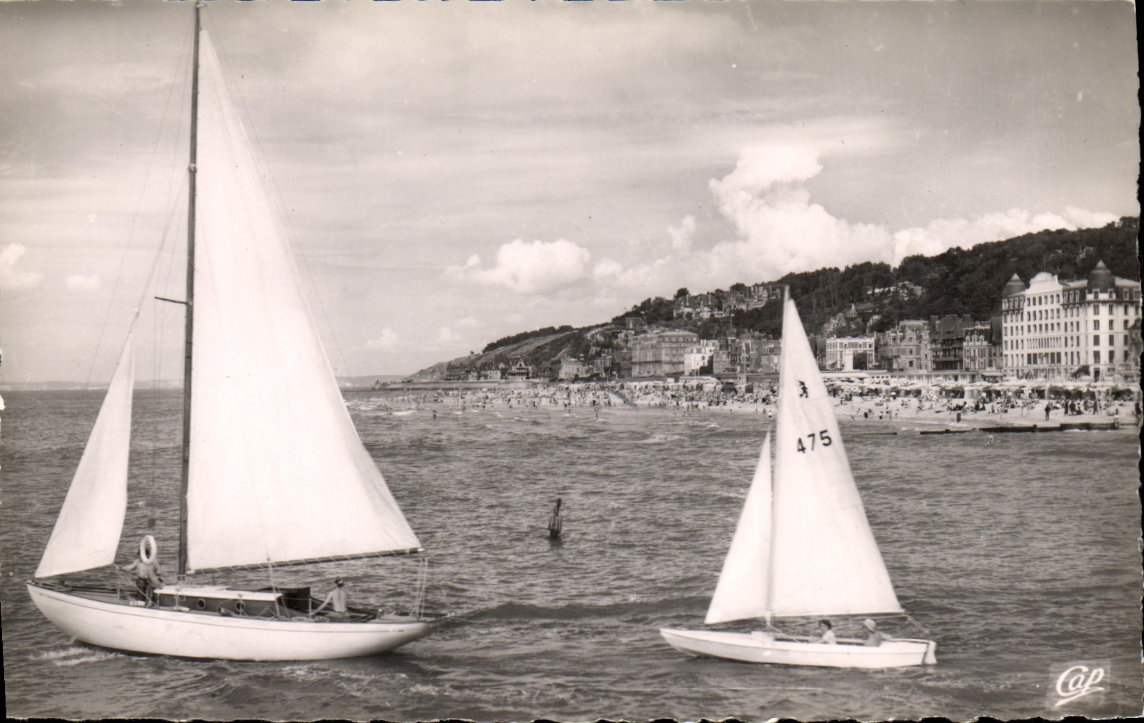 Trouville la Reine des Plages — Les Yachts et la Plage — Éditeur : Cie des Arts Photomécaniques, Paris