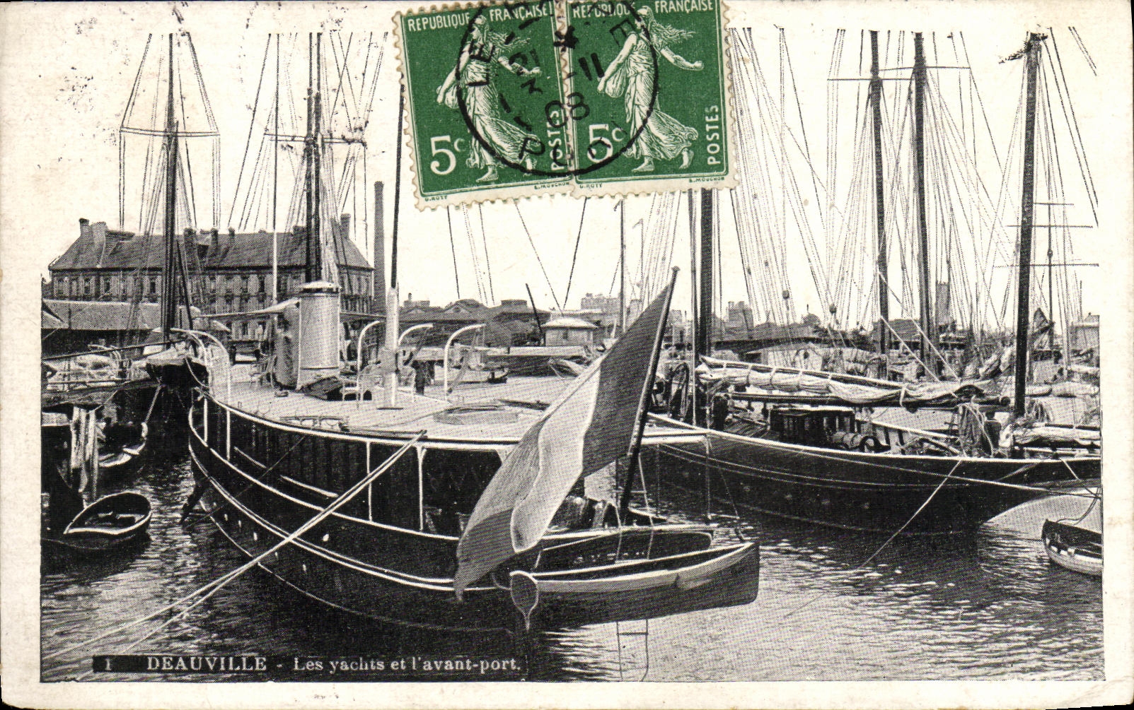 Deauville — Les yachts et l'avant-port.