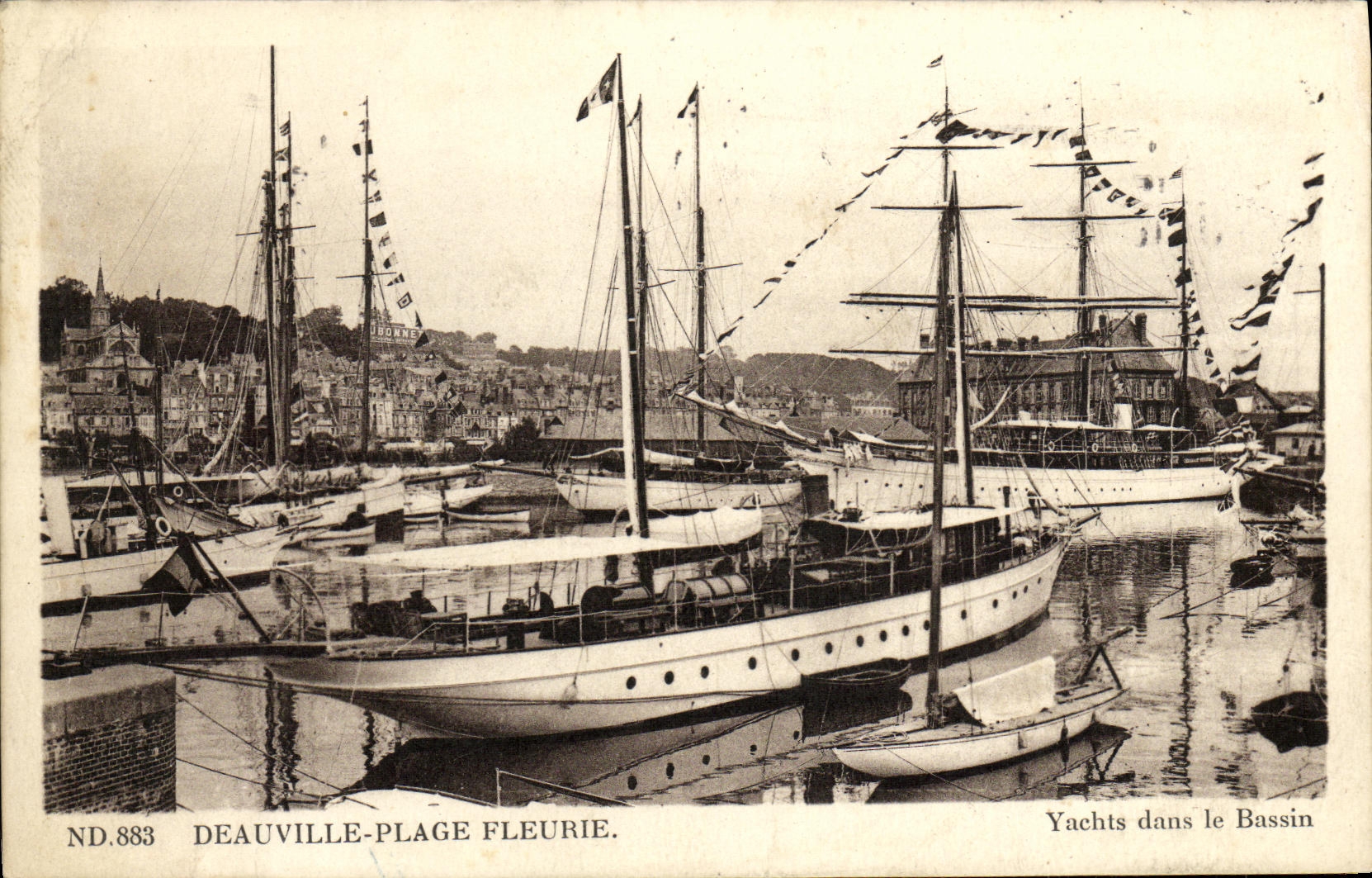 CPA Deauville Plage Fleurie Yacht dans le Bassin Bateaux