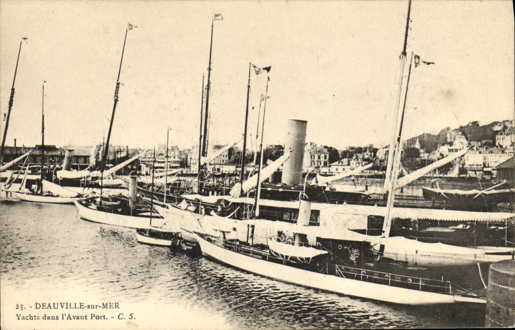 Deauville-sur-Mer — Yachts dans l'Avant Port — C. S. n°25