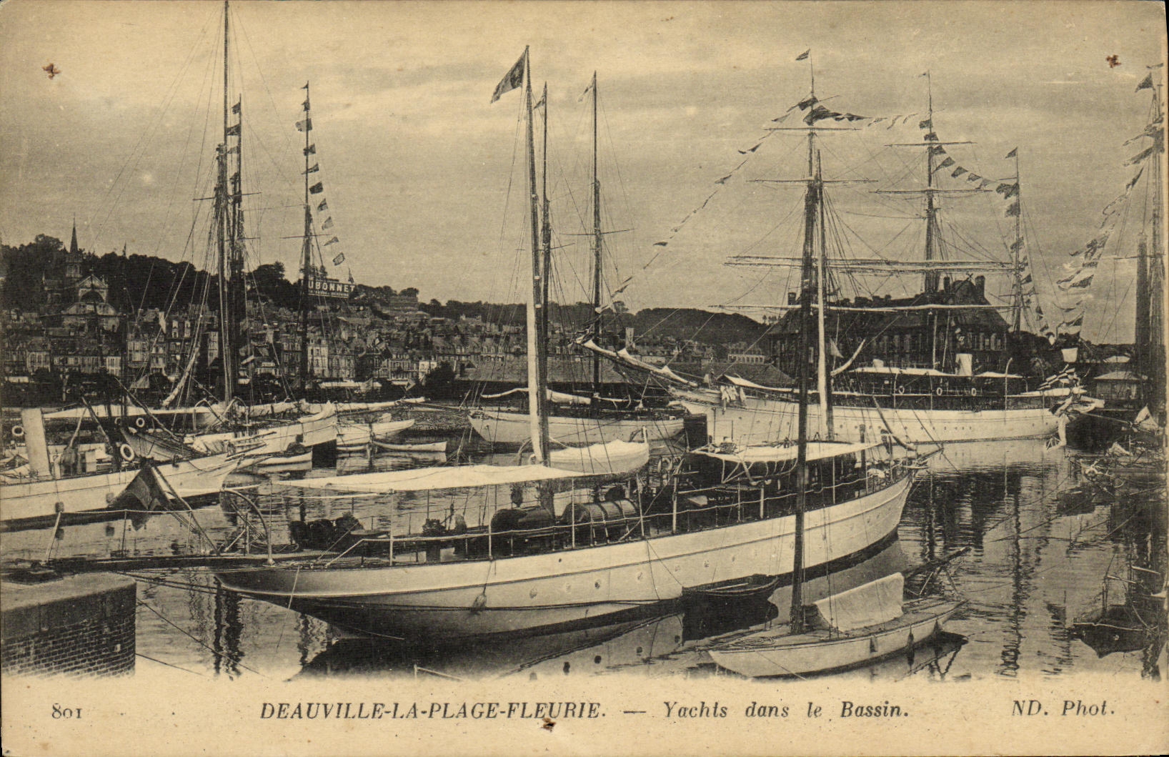Deauville-la-Plage-Fleurie — Yachts dans le Bassin — ND. Phot.