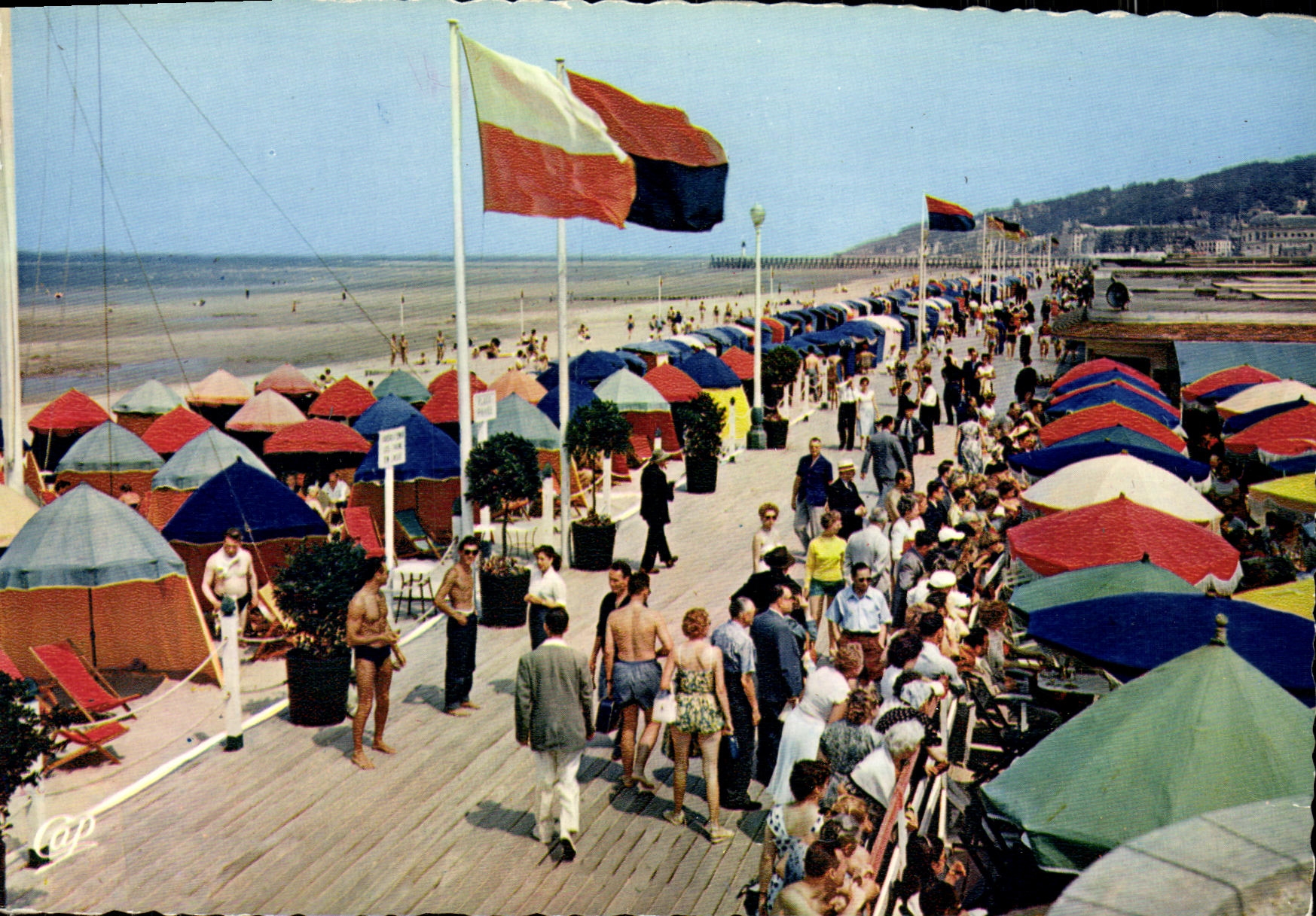 Deauville — Das Bar du Soleil und die Promenade — Lumicap