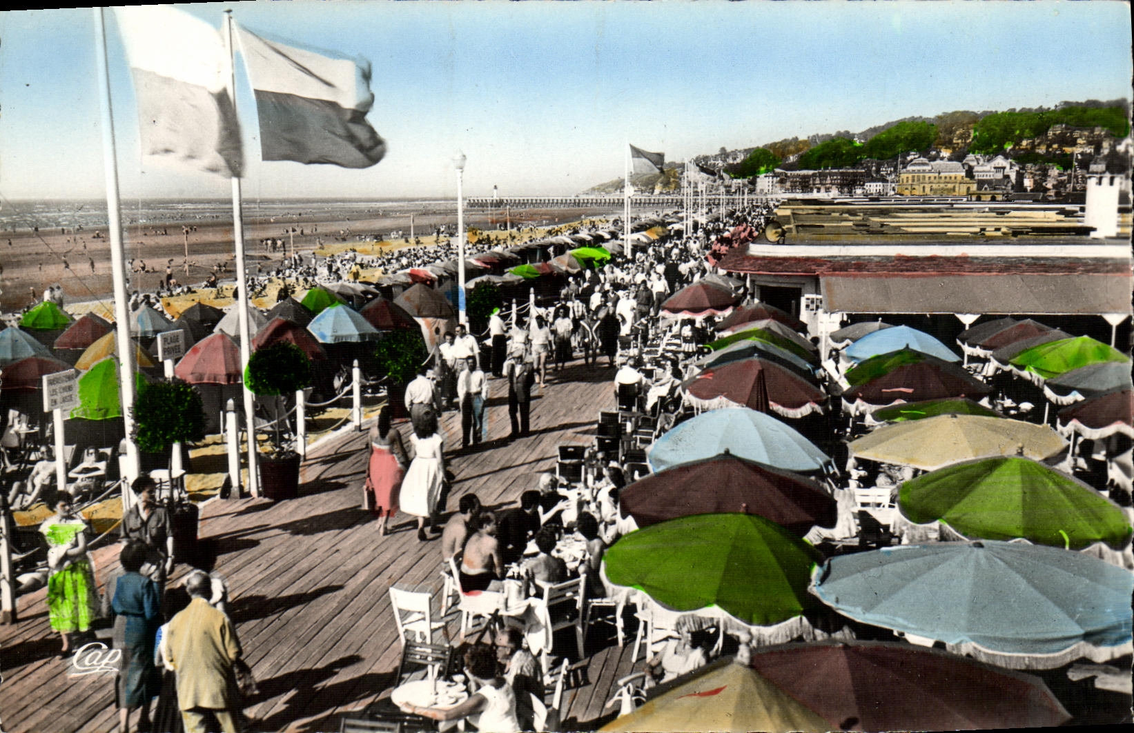 Deauville - Plage Fleurie — Le Bar des Planches et la Promenade — C.A.P. Paris
