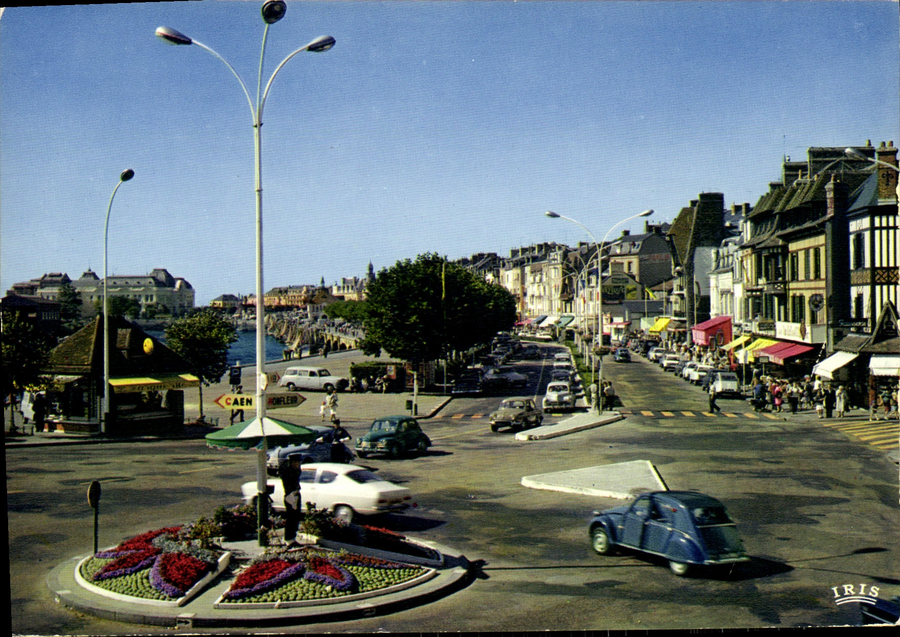 Deauville - Trouville — Le rond-point, vue générale des quais — IRIS