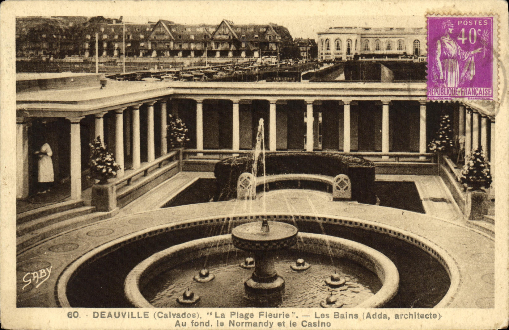 Deauville (Calvados), "La Plage Fleurie" — Les Bains (Adda, architecte) — Au fond, le Normandy et le Casino