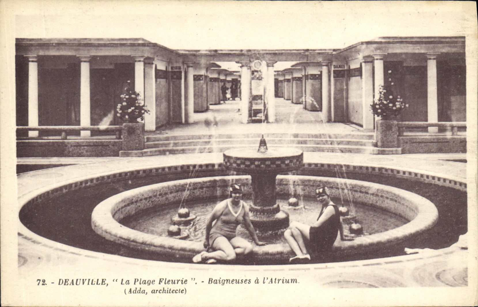 Deauville, "La Plage Fleurie" — baigneuses à l'Atrium — G. Artaud, éditeur, Nantes