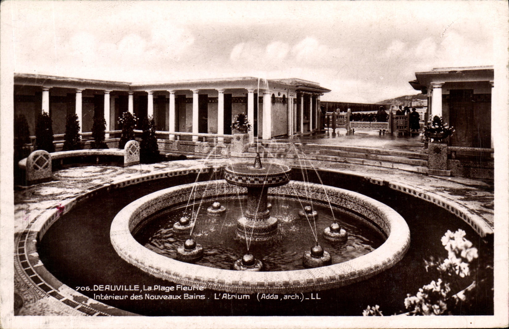 Deauville, Die Blühende Strände — Innenraum der Neuen Bäder. Der Atrium (Adda, arch.) — LL