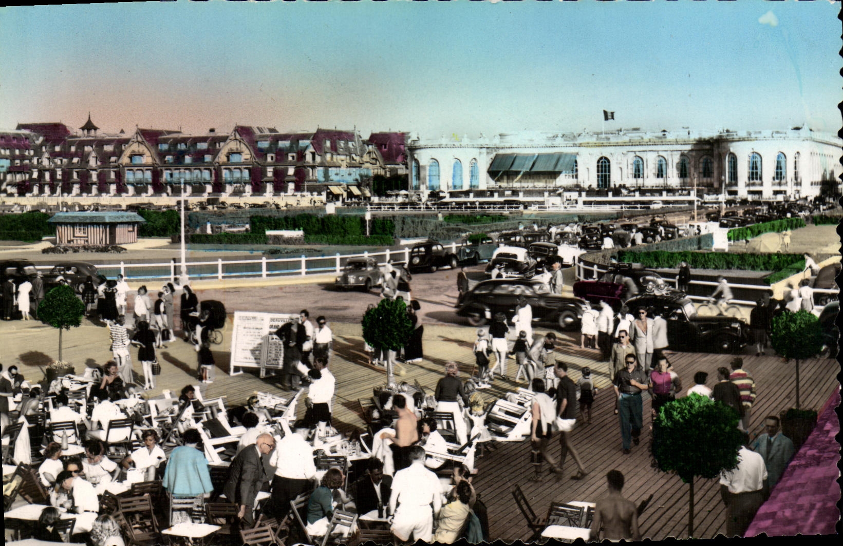 Deauville - Blühende Strandpromenade — Das Casino und das Normandy — REAL-PHOTO PARIS