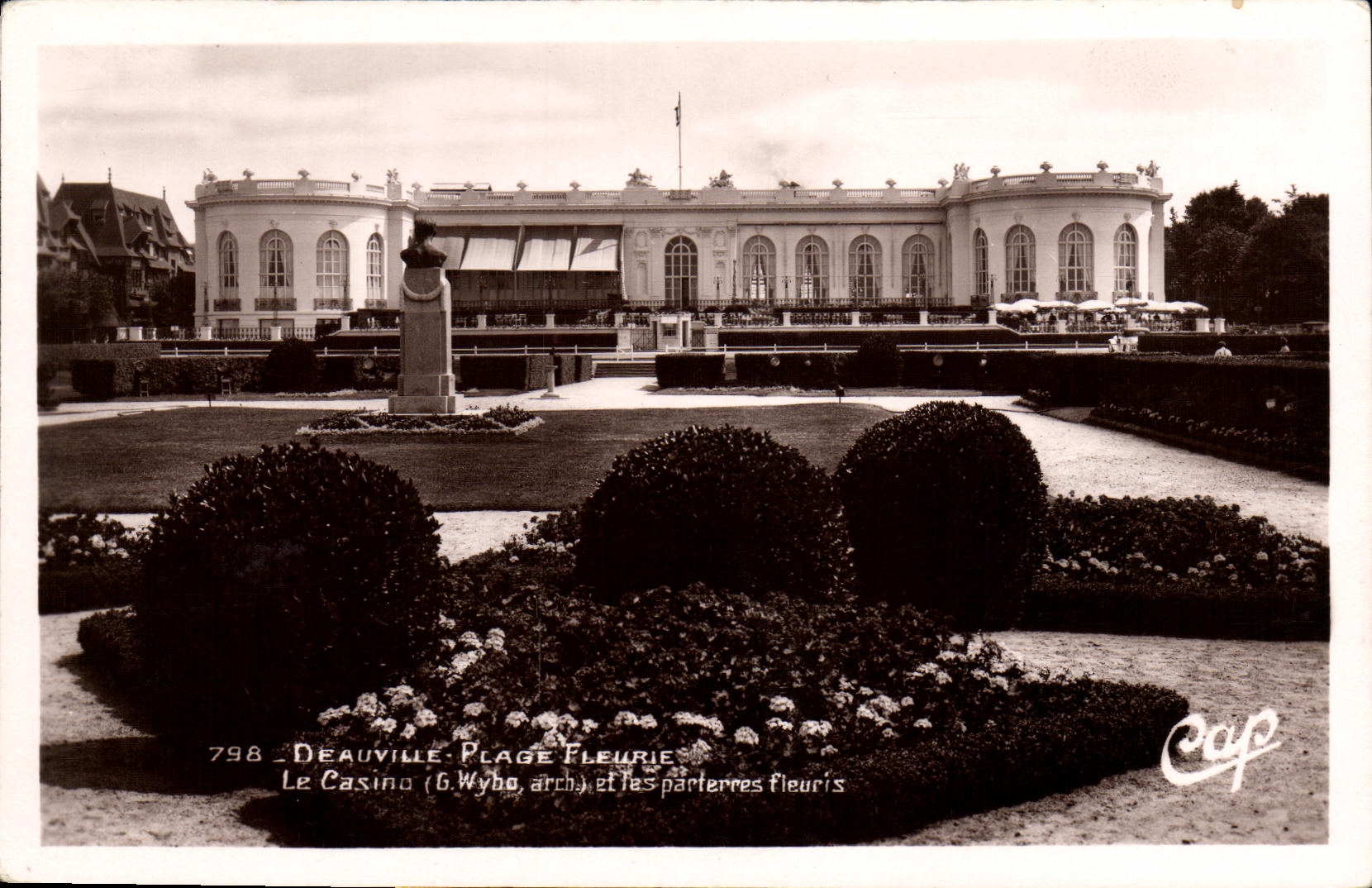 Deauville - Plage Fleurie — Le Casino (G. Wybo, arch.) et les parterres fleuris — Cap