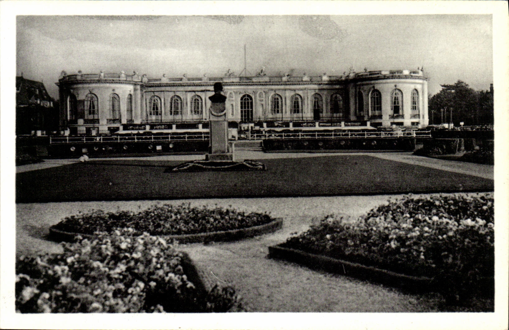 Deauville - Le Casino — La Plage Fleurie — éditeur G. Wybo, série AP.112
