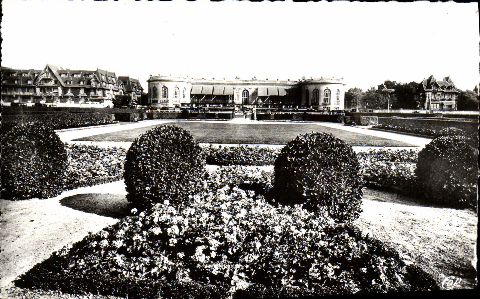 Deauville - Flowered Beach — The Casino and the Gardens — Réal Photo, n°277