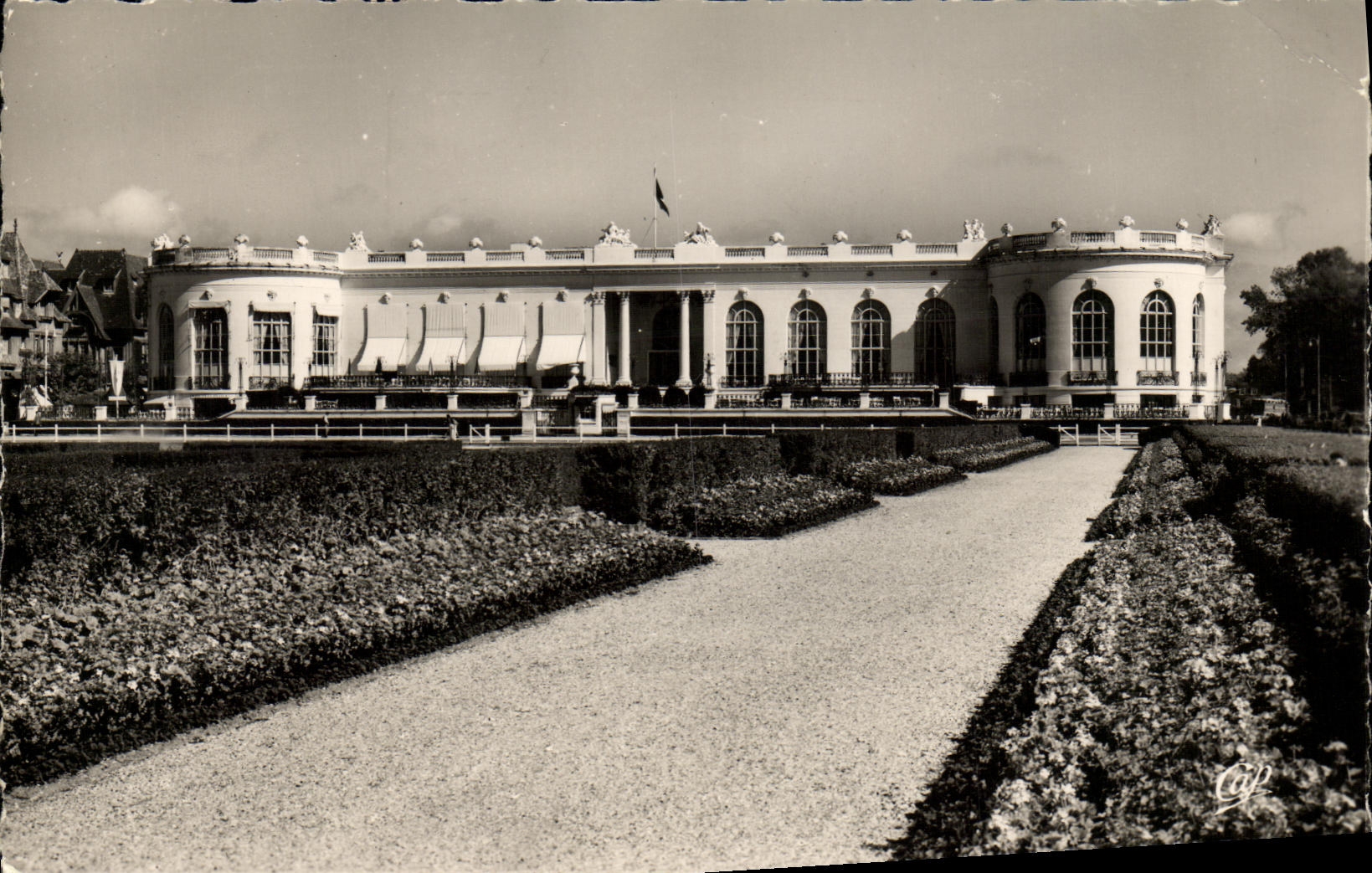 Deauville - Plage Fleurie — Le Casino et le Jardin — Réal-Photo