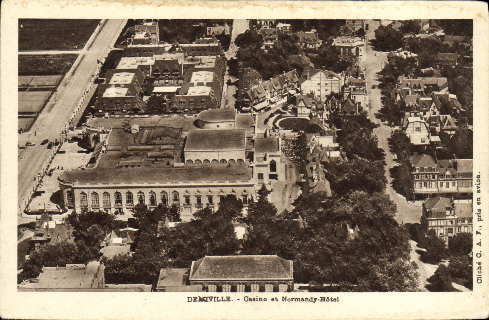 Dennville - Casino et Normandy-Hôtel — vue aérienne — Cliché G. A. F., pris en avion