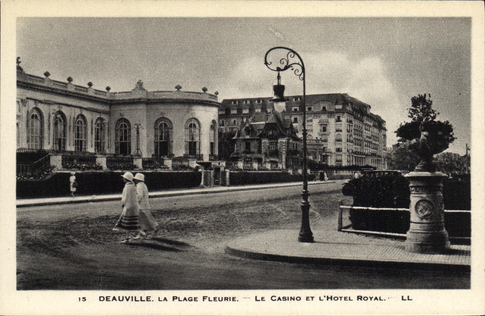 Deauville, La Plage Fleurie — Le Casino et L'Hôtel Royal — LL