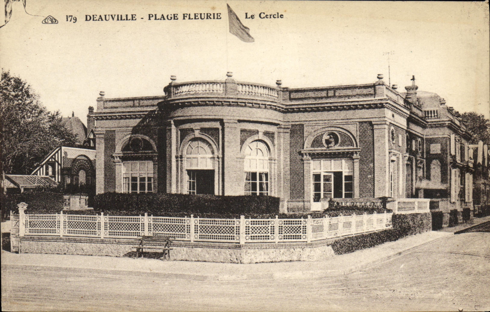 Deauville - Plage Fleurie — Le Cercle — éditeur Cie Alsacienne des Arts Photographiques, Strasbourg