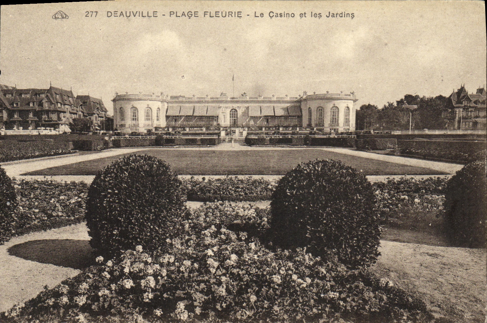 Deauville - Plage Fleurie - Le Casino et les Jardins — Éditeur : CPAPHIL