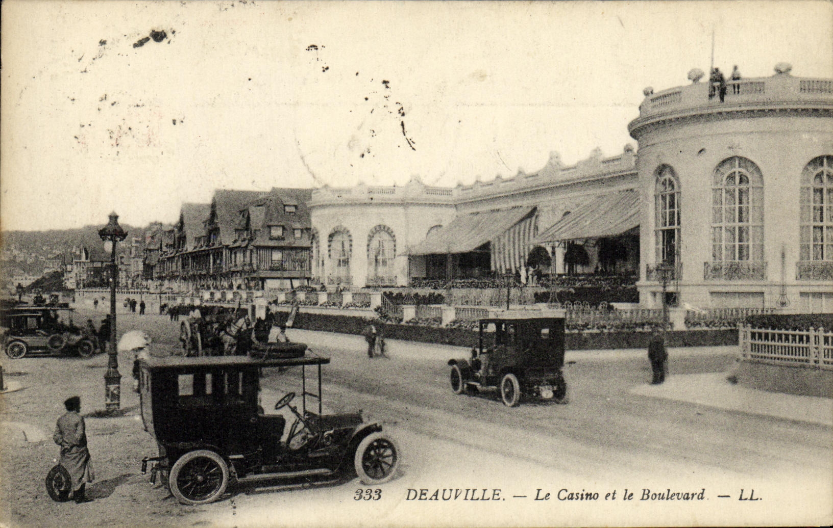 Deauville — Le Casino et le Boulevard — LL. — n°333