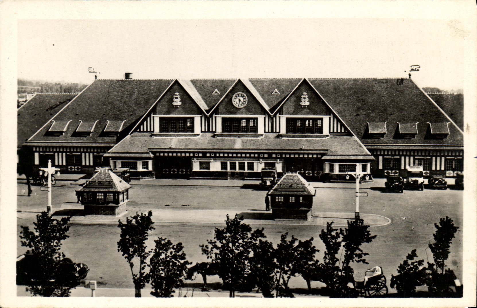 Deauville, la plaza de la Estación — La Plaza de la República — Edición La Cicogne