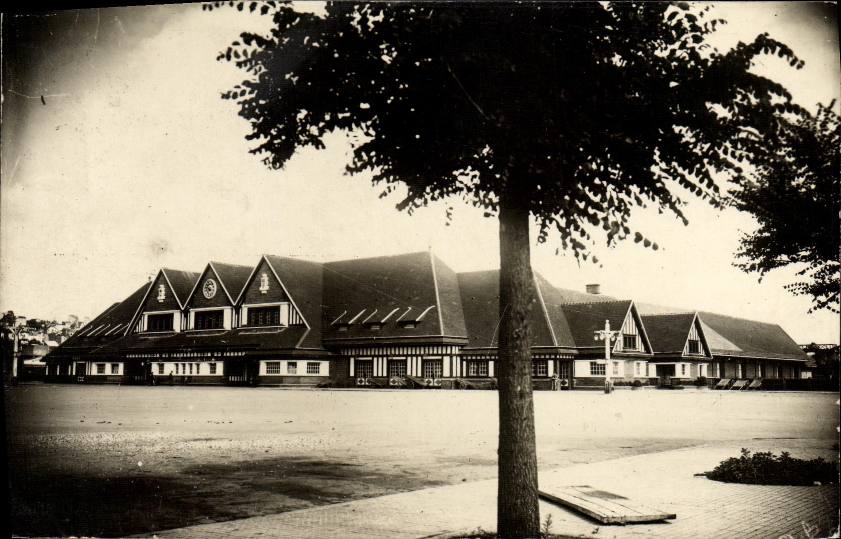 CPM Deauville la Plage Fleurie La Gare
