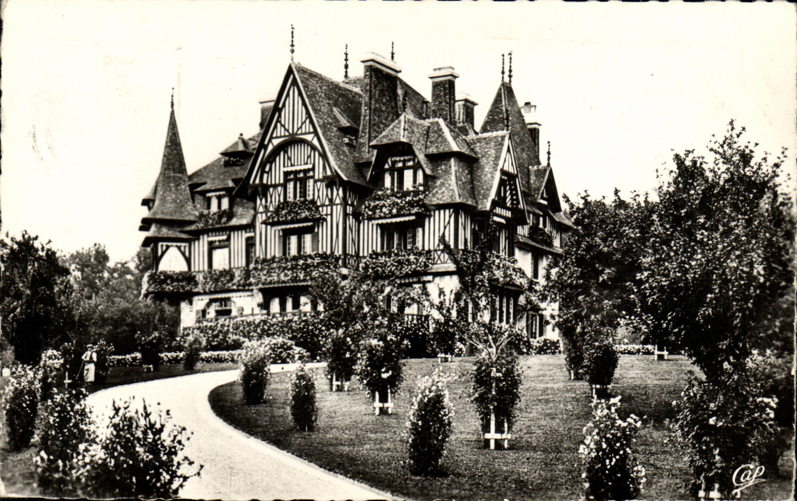 Château à colombages — vue de la propriété — Réal-Photo