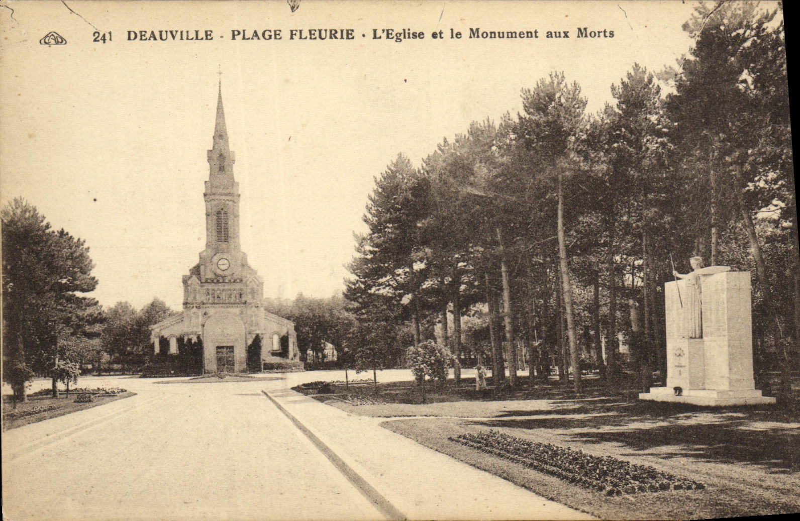 Deauville - Plage Fleurie - L'Église et le Monument aux Morts
