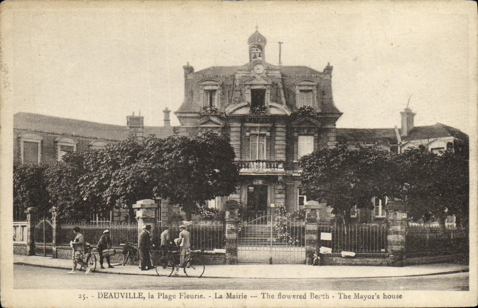 Deauville, die blühende Strandpromenade — Das Rathaus — Das Bürgermeisterhaus