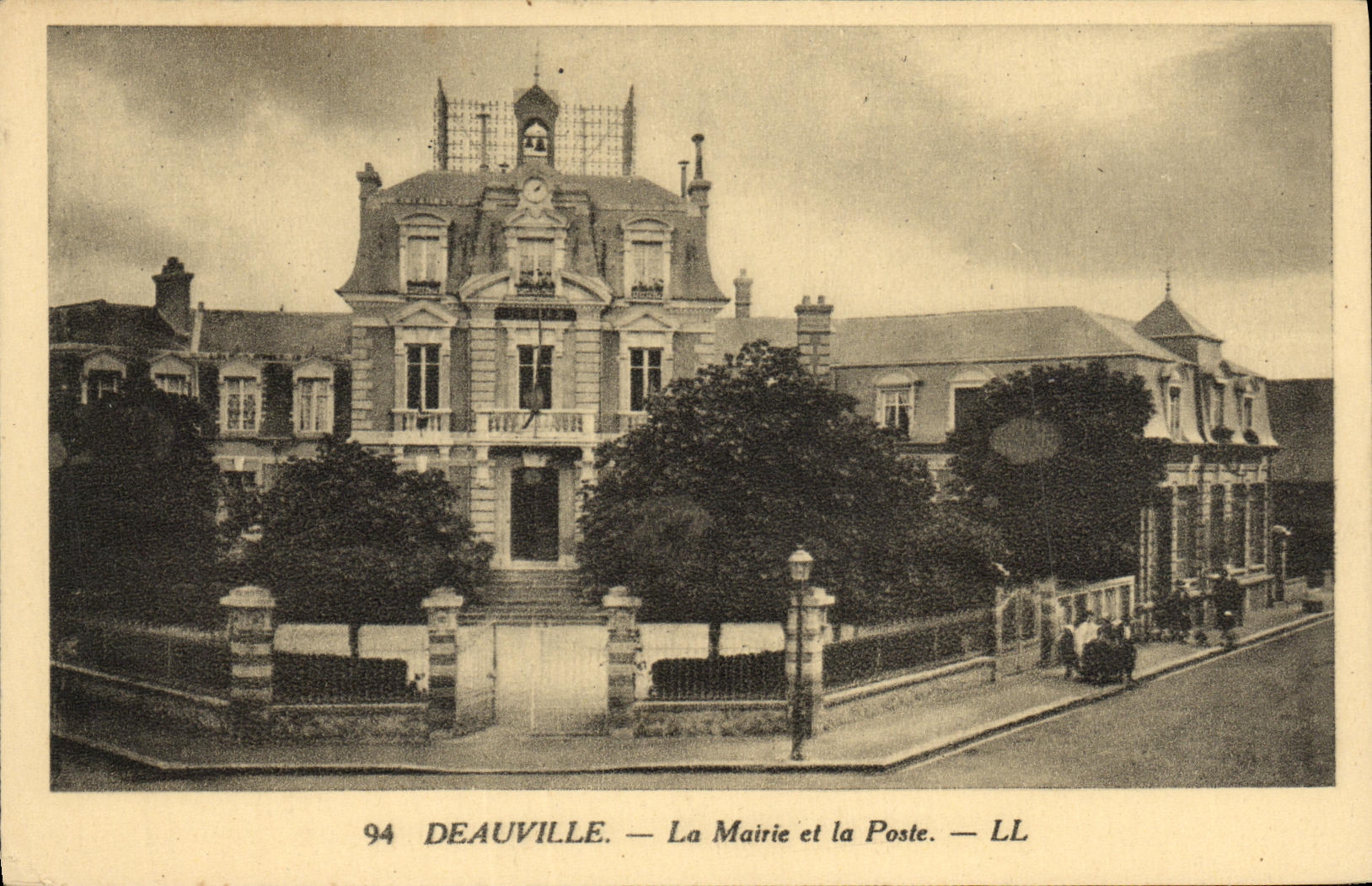 Deauville — Das Rathaus und die Post — LL