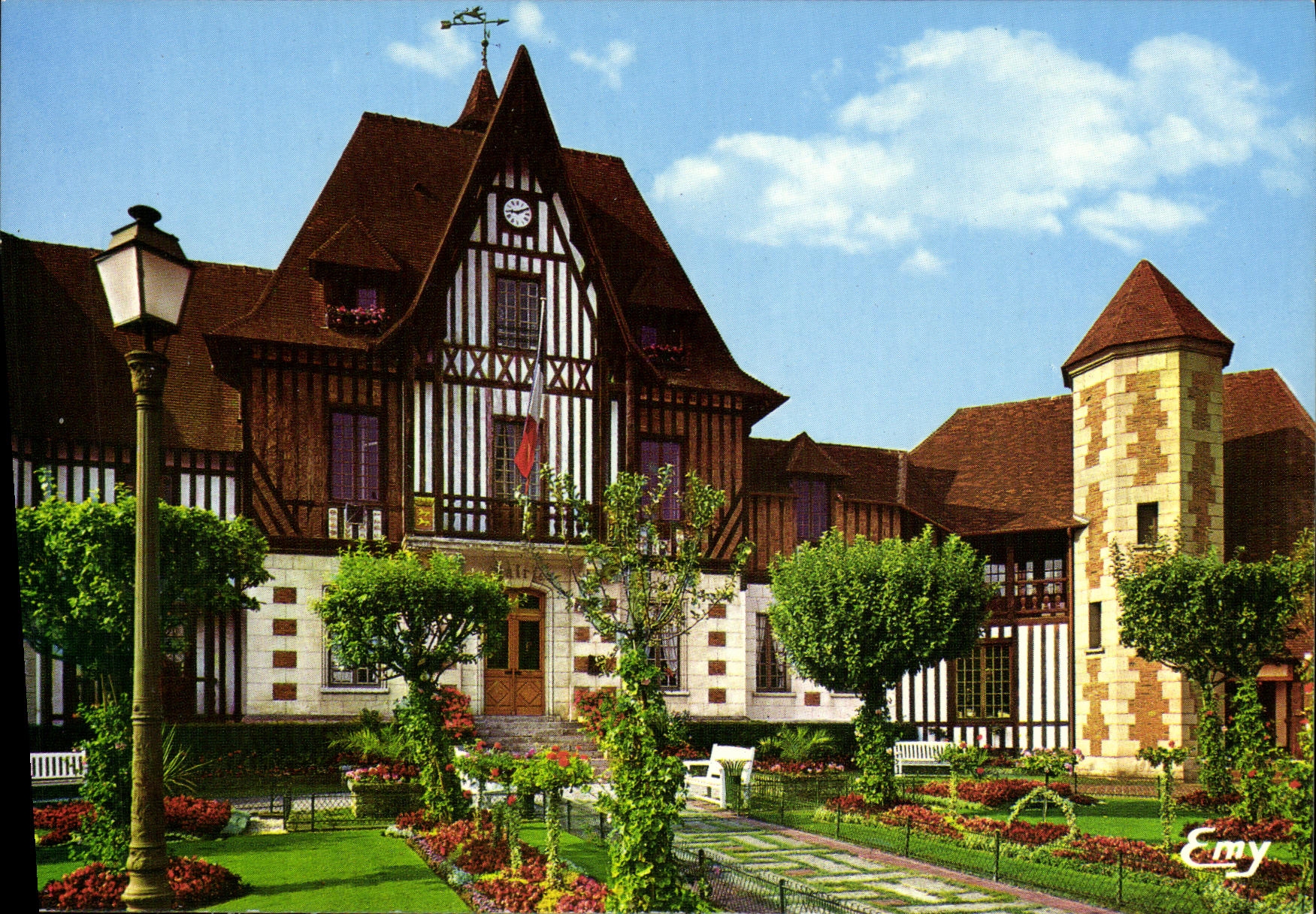 Deauville (Calvados) — Das Rathaus und das Tourismusbüro — Emy