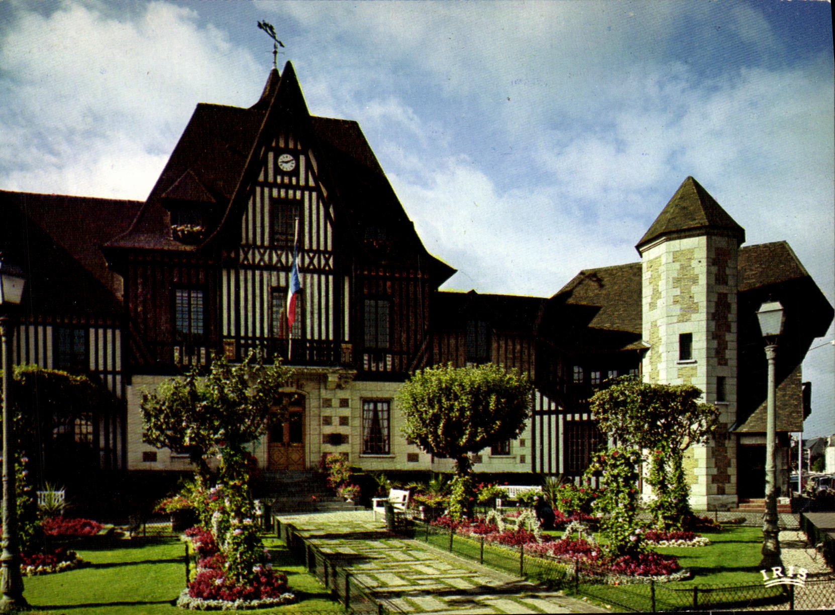Deauville-Trouville — L'Hôtel de Ville (style normand) et son jardin — IRIS