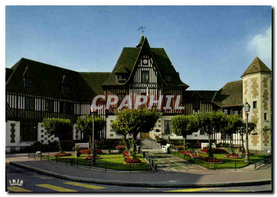Deauville - Trouville - Das Rathaus, Normannischer Stil und sein Garten (A. Guy Architektur)