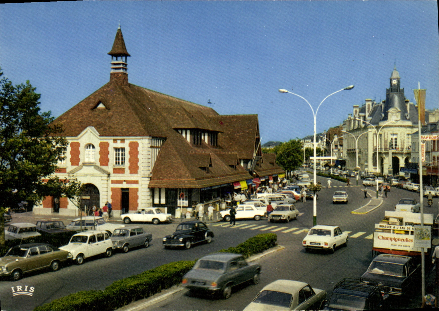 Champigneulles — Vue de la place avec marché et bâtiments — IRIS