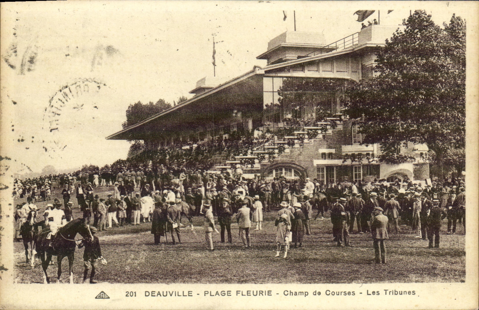 CPA Deauville la Plage Fleurie Champ de Courses Hippisme Chevaux Les tribunes