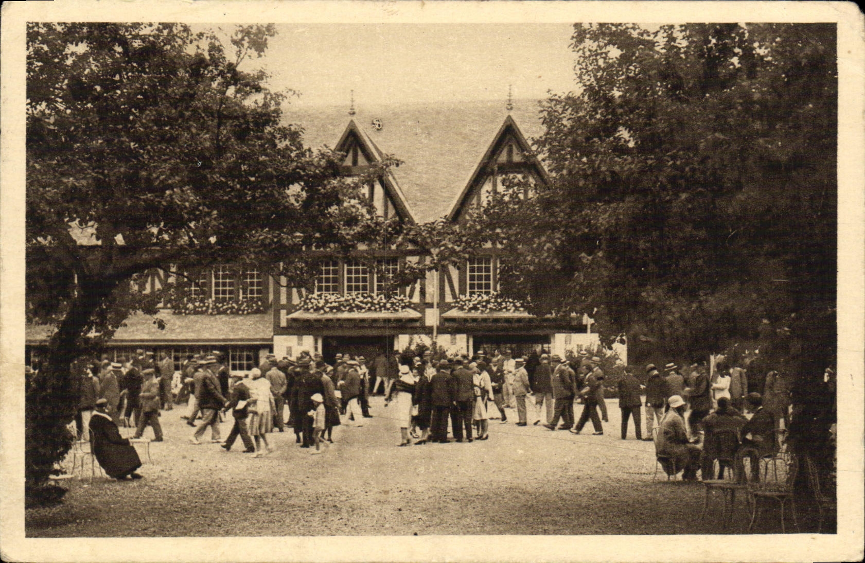 CPA Deauville la Plage Fleurie Champ de Courses Un Coin du Pesage Hippisme Chevaux