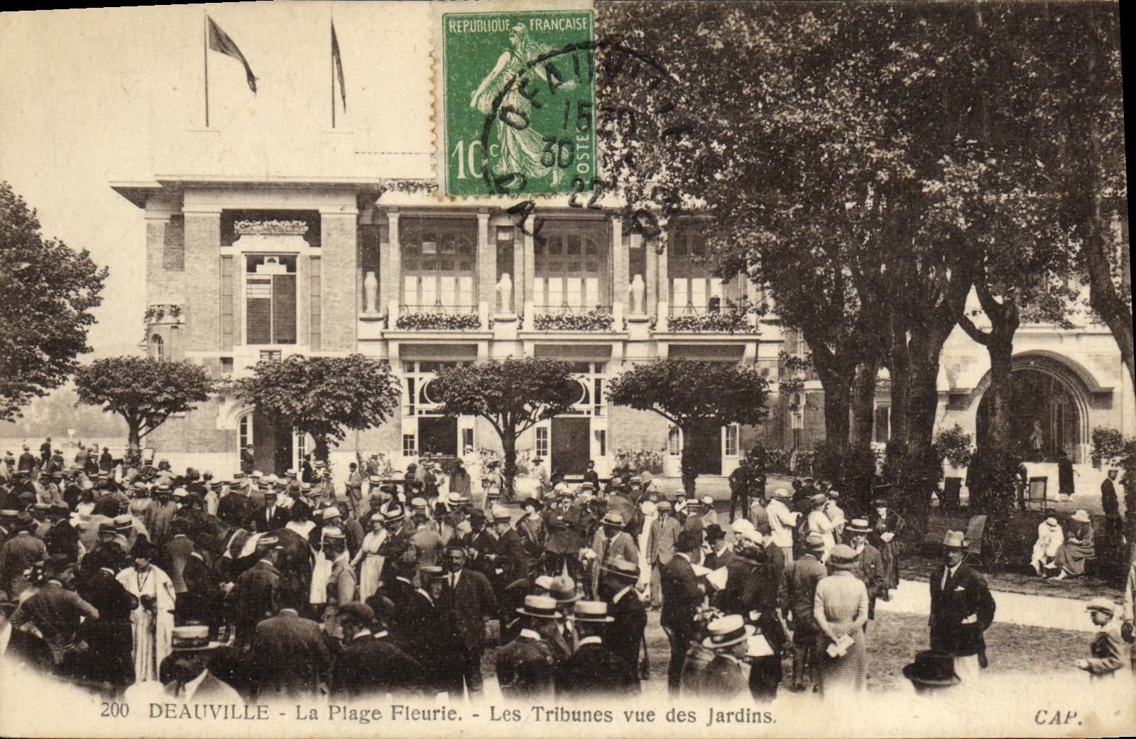 Deauville - Die Blütensträndchen - Die Tribünen vom Garten aus gesehen — CAP. n°200