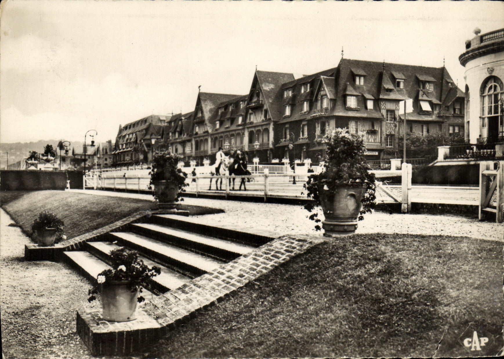 Deauville - Grande Plage — Vue de la promenade et du Bonnand Corniche — C.A.P. n°279
