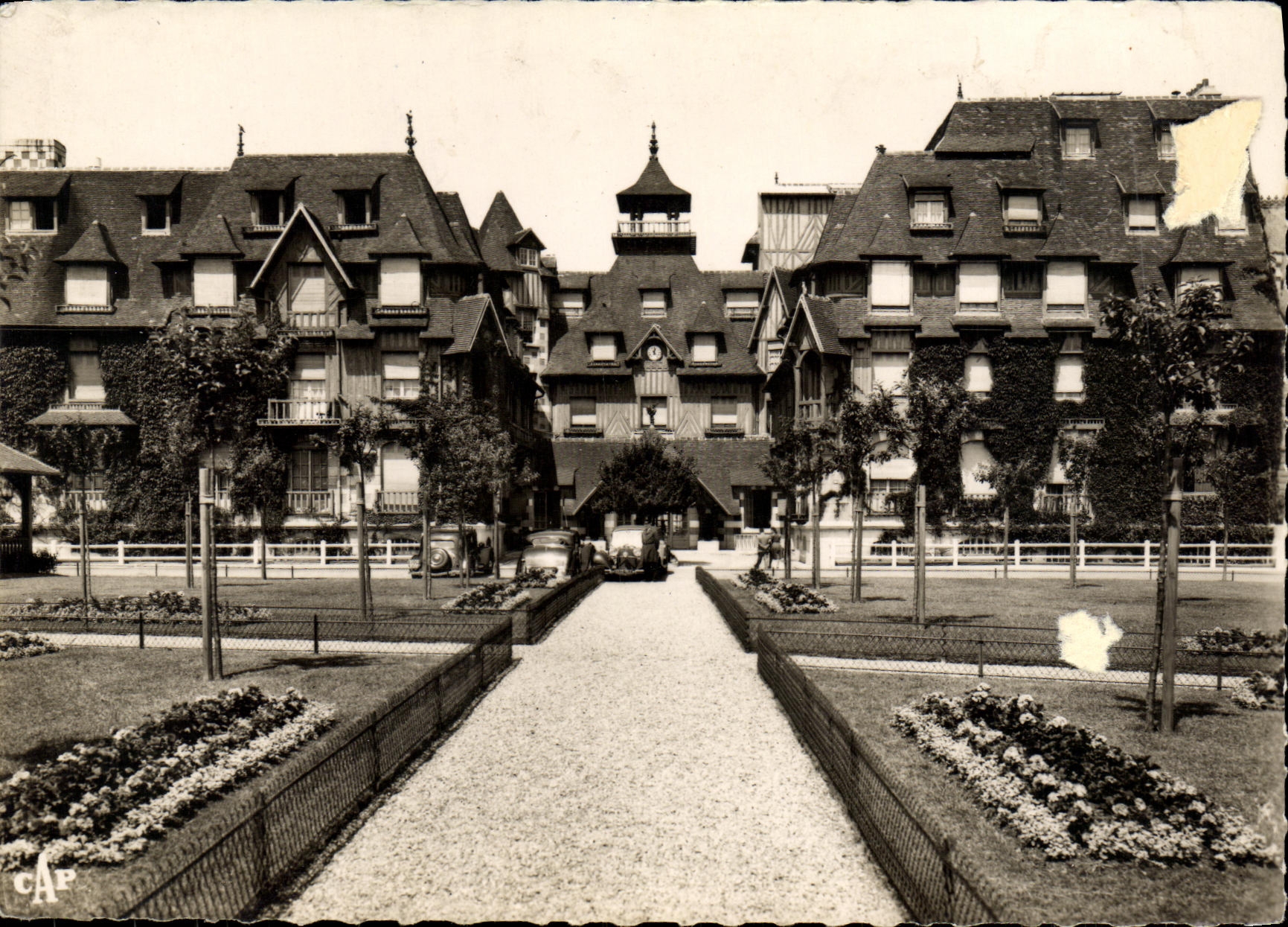 Deauville - Blühende Strandpromenade — Le Normandy-Hôtel — C.A.P. Paris