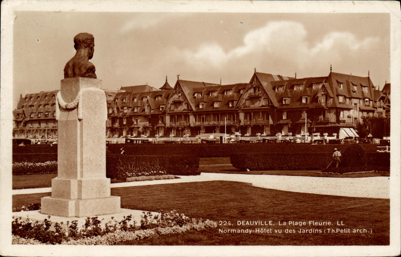 Deauville - Ansicht des Normandy-Hotels aus den Gärten — Th. Petit arch.