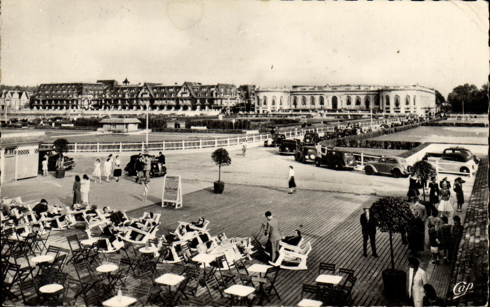 Deauville - Plage Fleurie — Vue vers le Normandy et le Casino — Réal-Photo