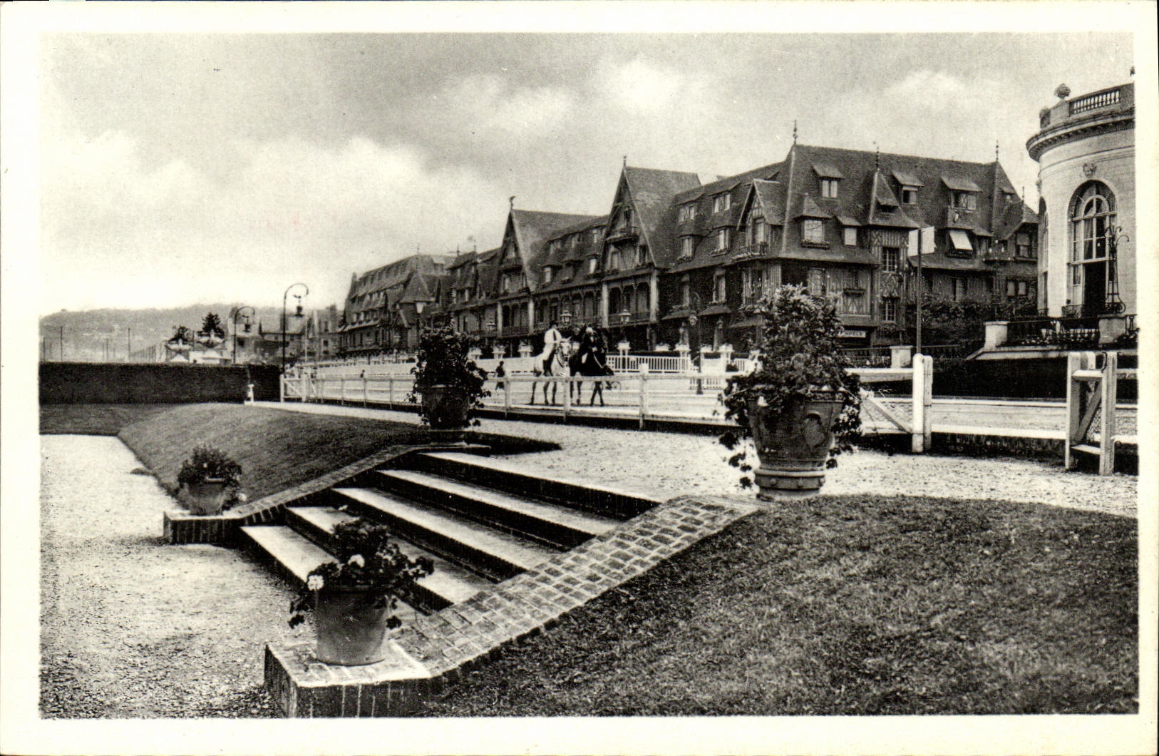 Deauville-La Plage Fleurie — Le Normandy-Hotel et le Boulevard Cornuché — Éditeur Les Arts Photomécaniques, Paris