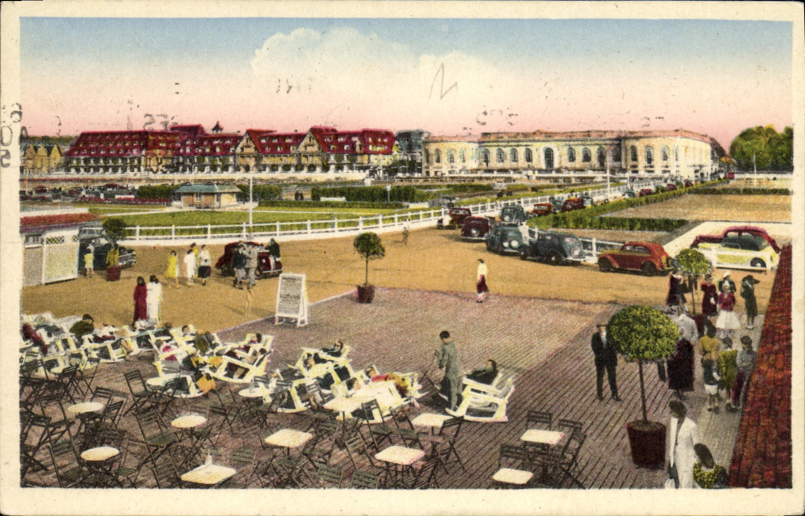 Vue vers le Normandie et le Casino — Trouville-sur-Mer — éditée par Les Arts Photomécaniques