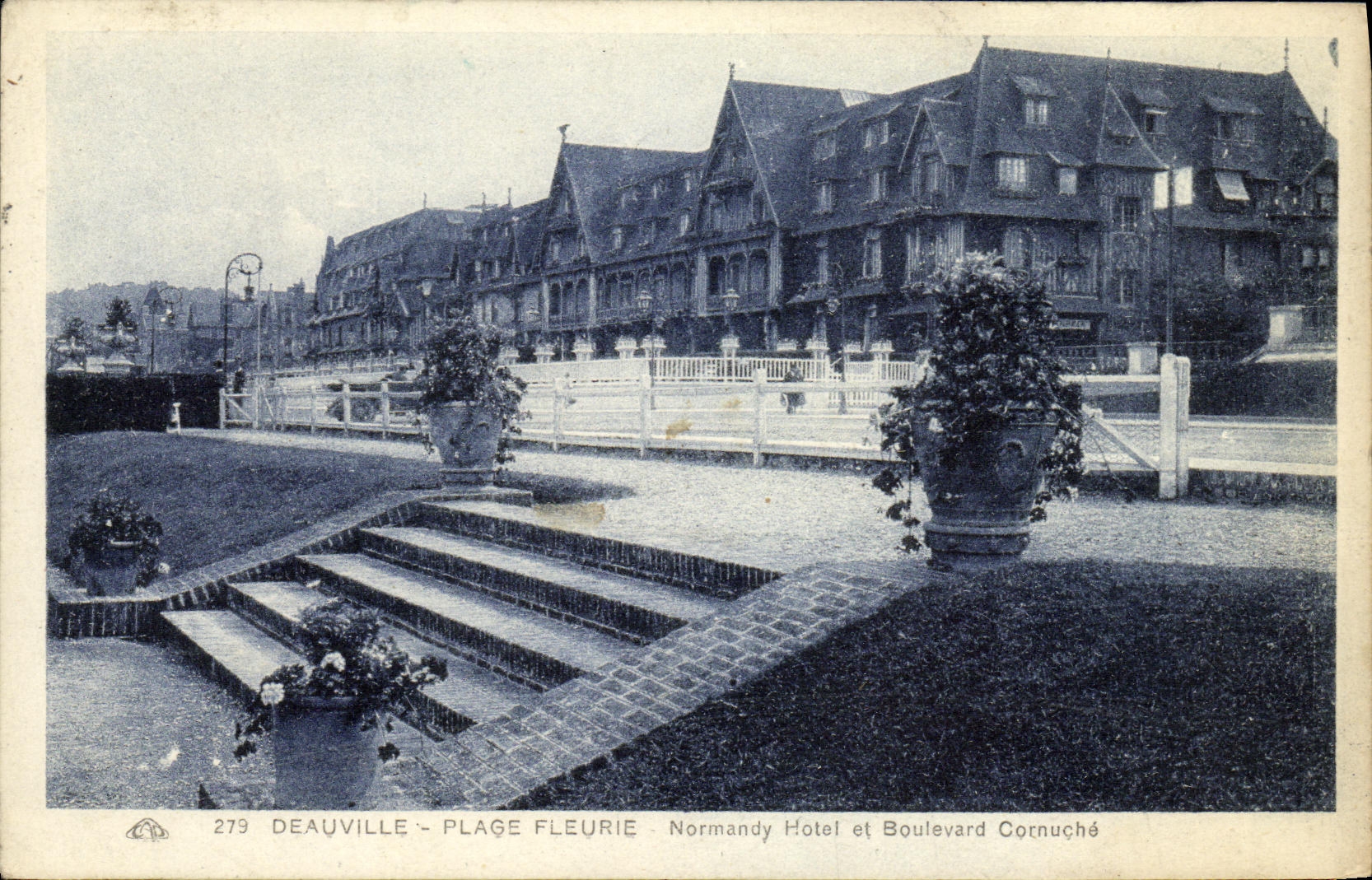 Deauville - Blütensträndchen - Normandy Hotel und Boulevard Cornuché