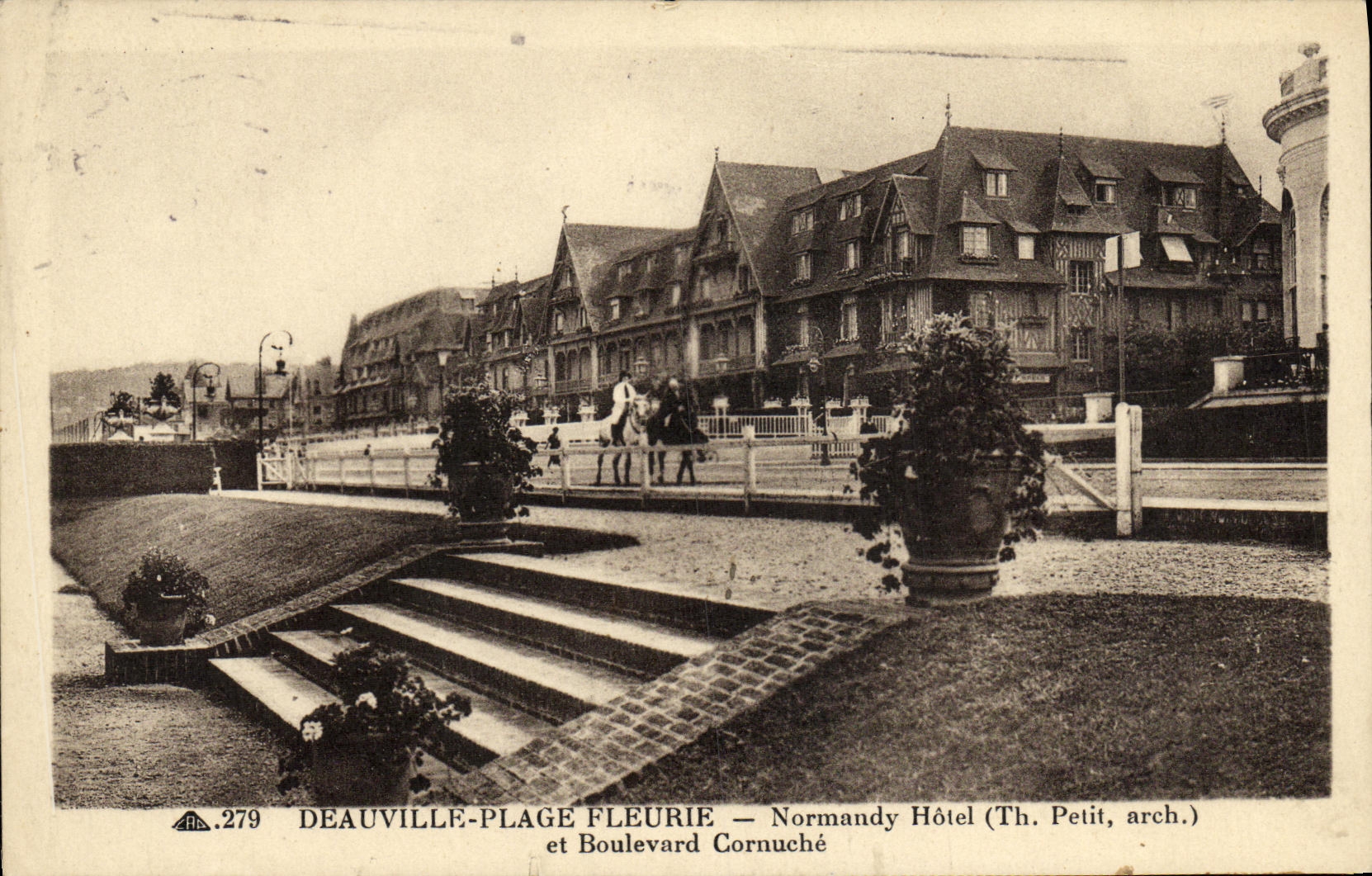 Deauville-Plage Fleurie — Normandy Hôtel (Th. Petit, arch.) et Boulevard Cornuché