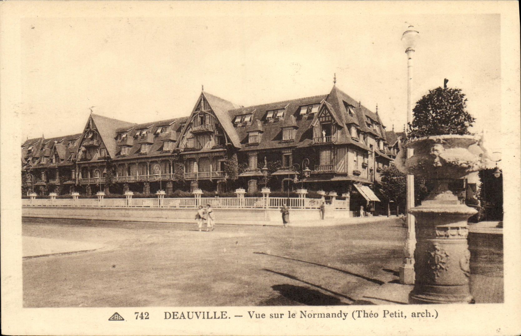 Deauville — Vue sur le Normandy (Théo Petit, arch.)