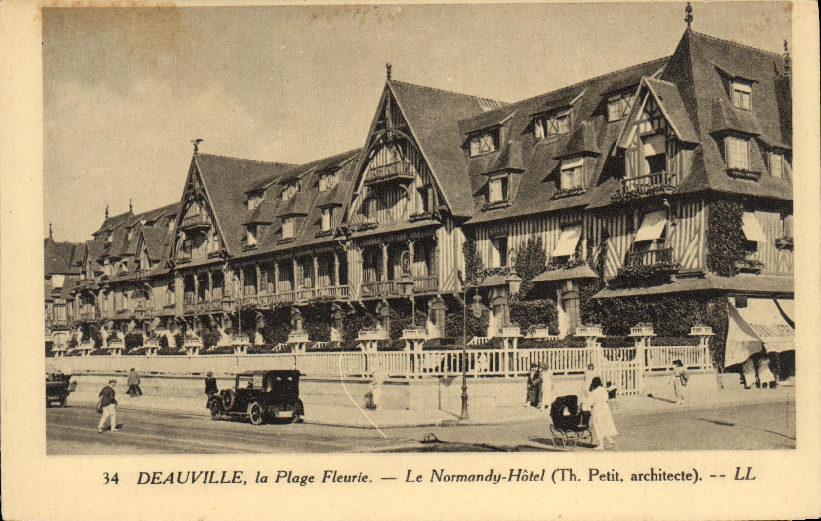 Deauville, la Plage Fleurie — Le Normandy-Hôtel (Th. Petit, architecte)