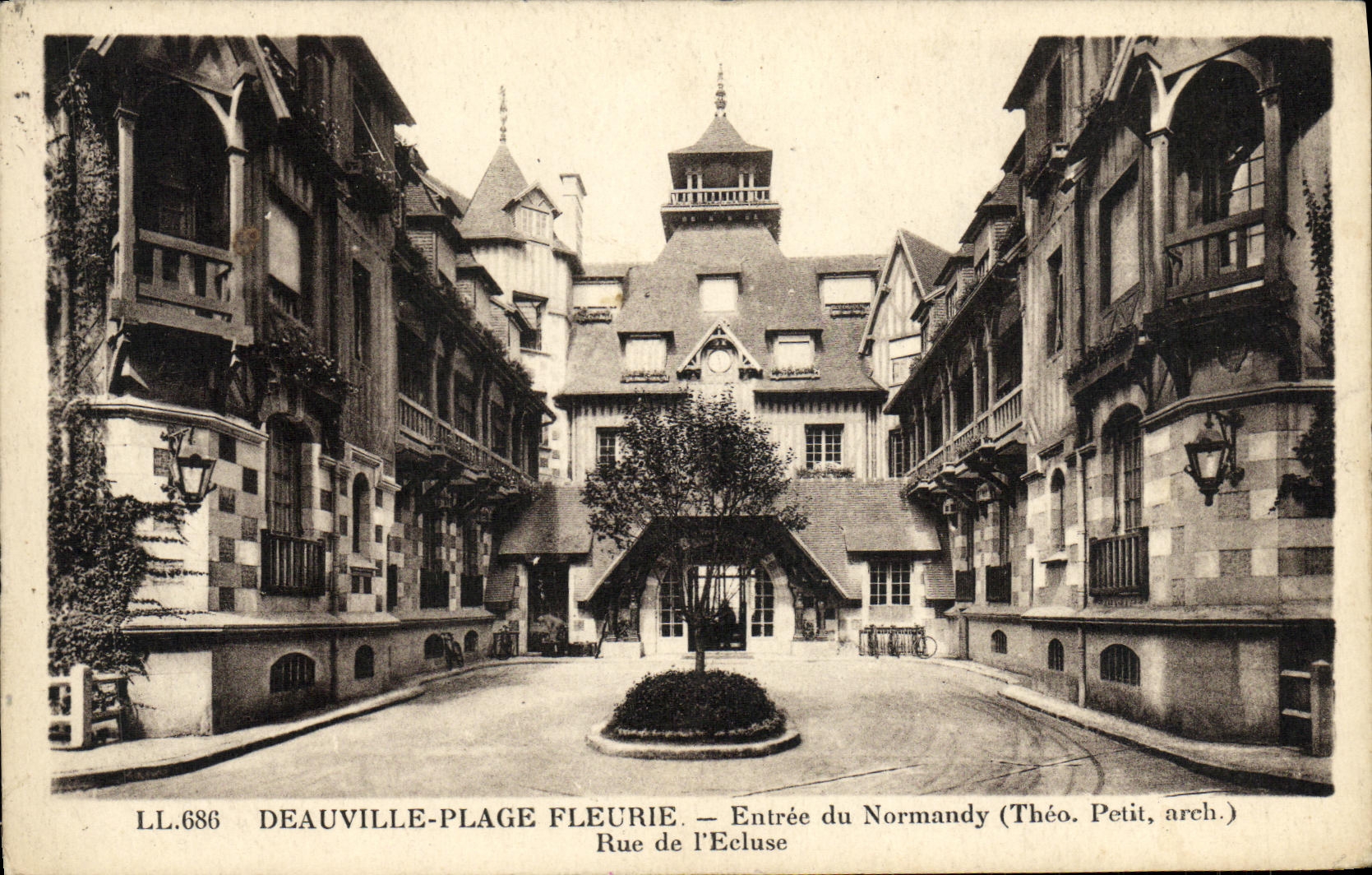 Deauville-Plage Fleurie — Entrada del Normandy (Théo. Petit, arq.) — Rue de l'Ecluse